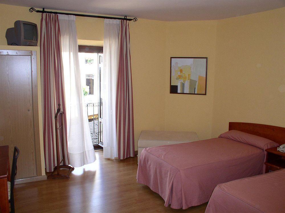Hostal Restaurante Puerta Del Alcazar Ávila Exteriör bild